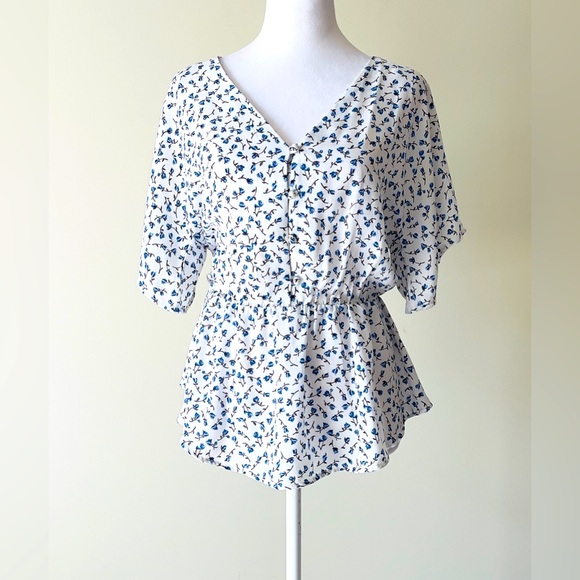 Sienna Sky Blue and White Floral V- Neck Short Sleeve Blouse Size Medium EUC - Picture 1 of 5